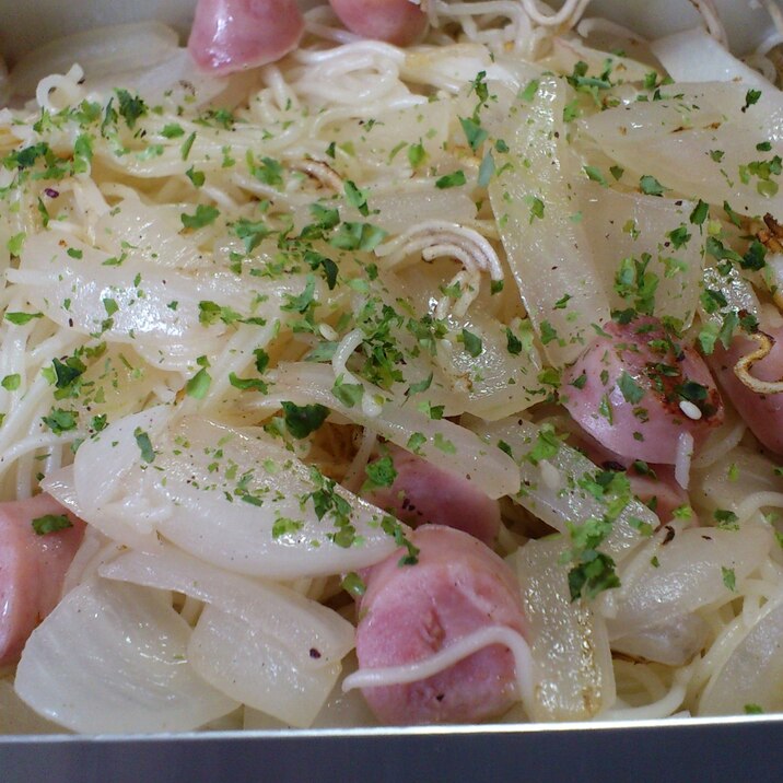 玉ねぎとソーセージの焼き素麺